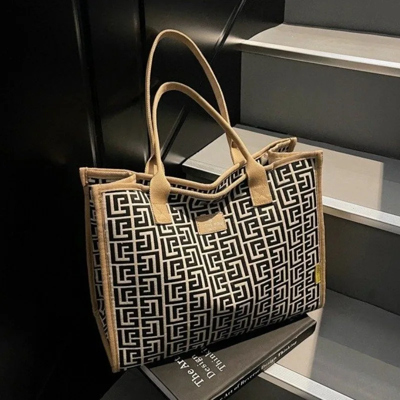 

Женская модная сумка через плечо в трендовом дизайне для стиля, потрехимых женщин, текущая и непринужденная