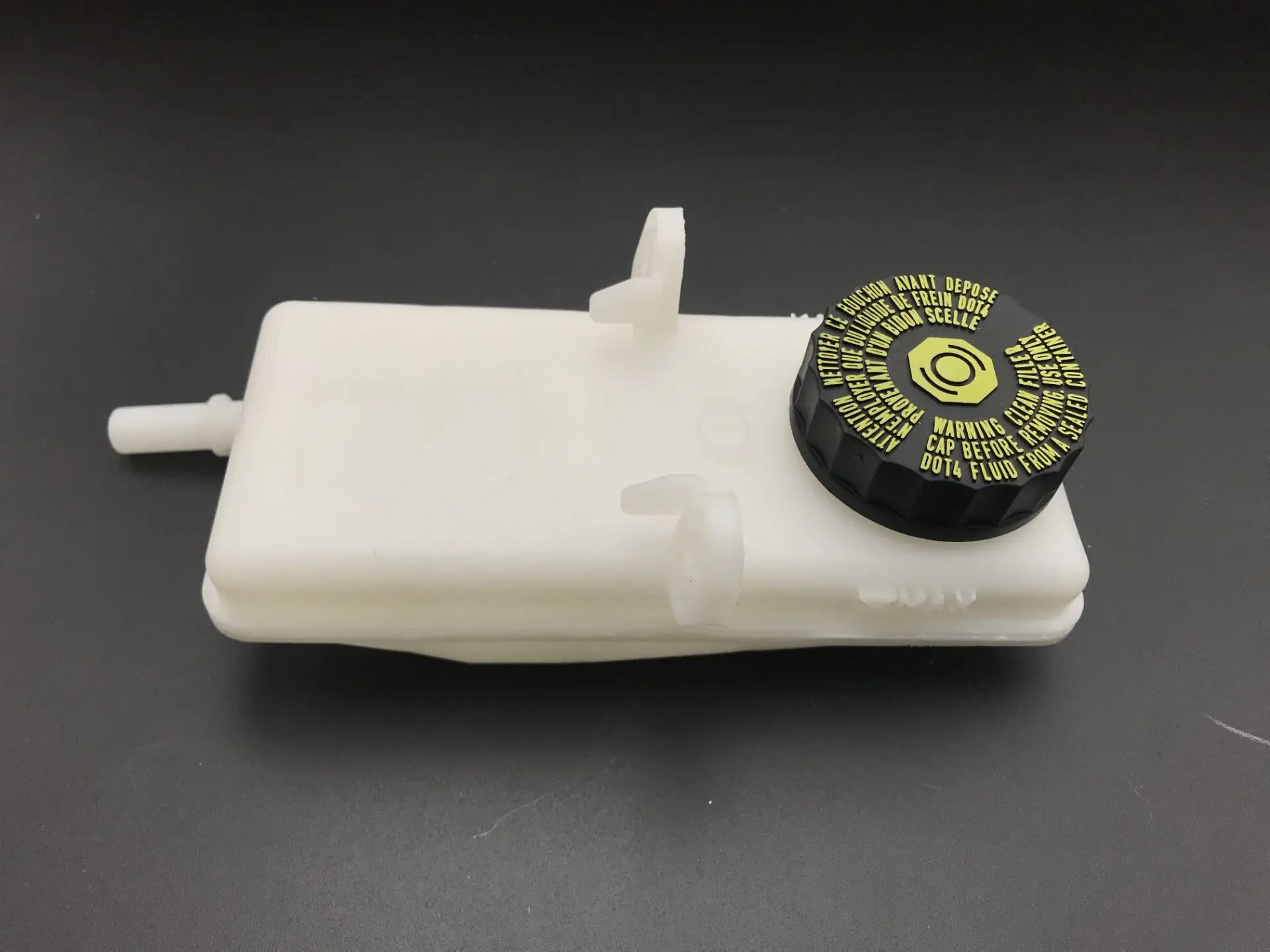 Brand New Genuine Brake Fluid Reservoir 0204224574 463588 For Peugeot 307 308 408 Citroen Triumphant Sega C4 2004-2010