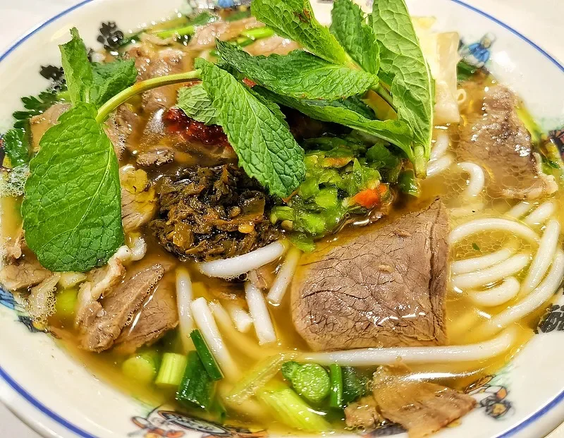 

9502E 1/16 4WD RC Off-Road Truck - 2.4G, 40KM/H High Speed Rock Climbing & Racing (with Lights)