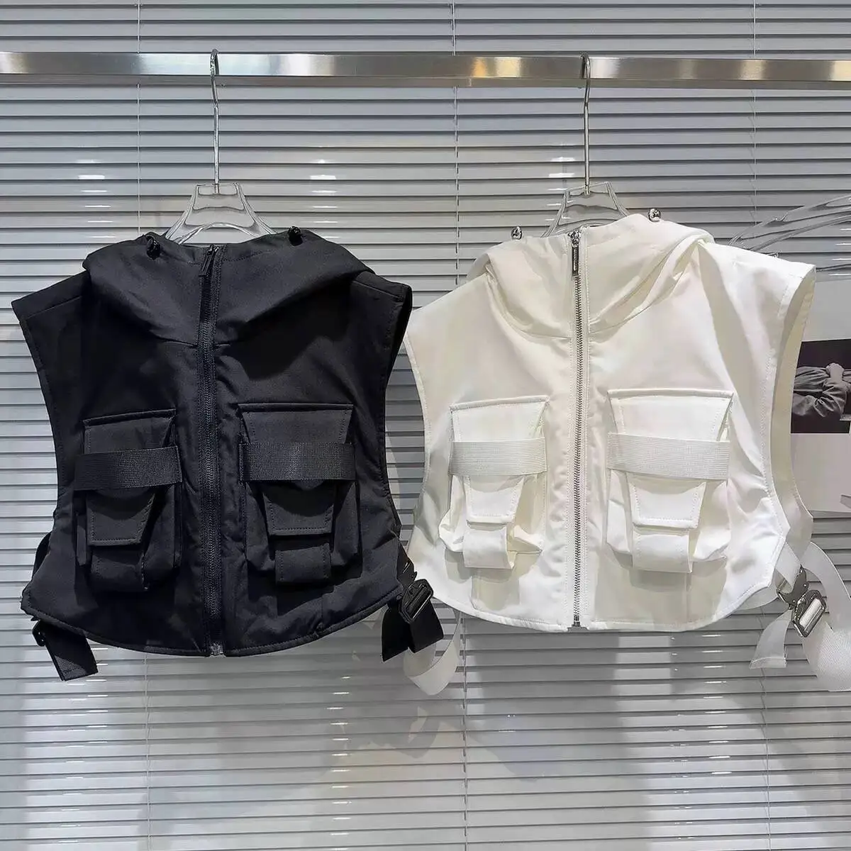 Korean hooded pocket tooling vest women's autumn and winter new niche design fashion temperament design sense slim and slim coat