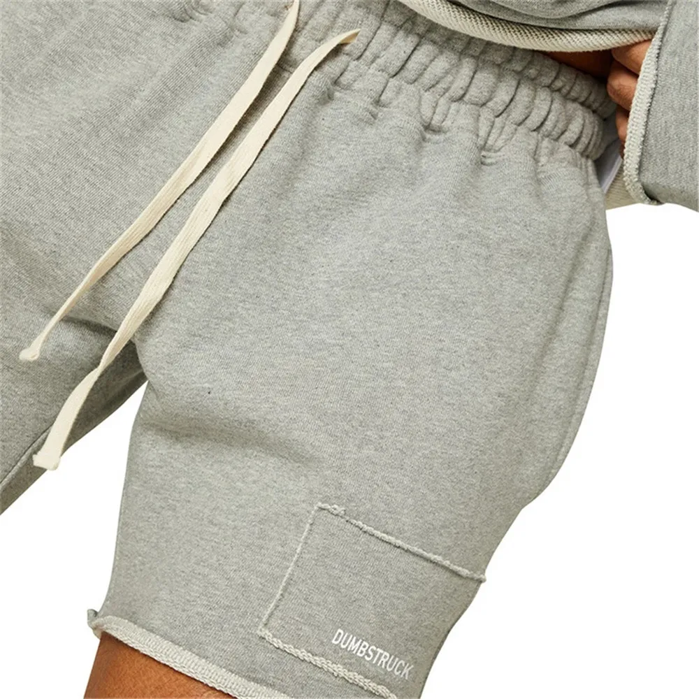 Pantalones cortos de estilo fitness para hombres, pantaloneta masculina holgada para entrenamiento de culturismo, longitud hasta la rodilla, material de algodón duradero