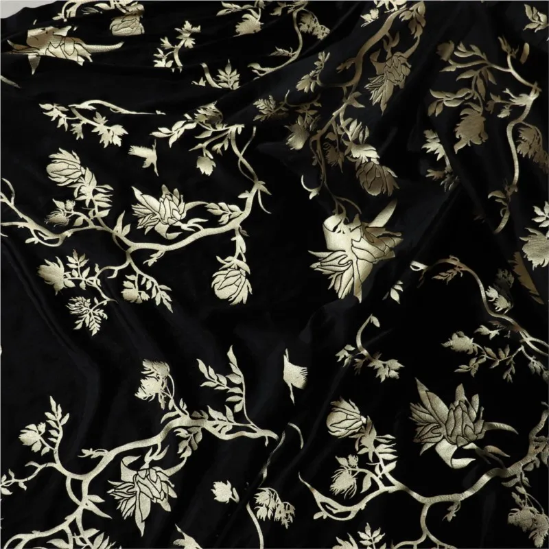 Tecido feminino de alta qualidade para camisas, camisolas e cheongsams feitos de tecido de seda e veludo de viscose em relevo dourado