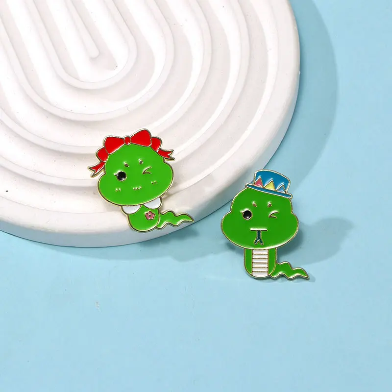 New hot selling cute little green snake brooch clothing animal cartoon brooch