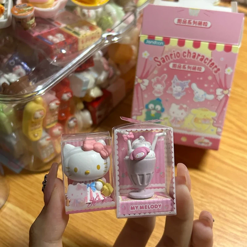 

В наличии Jandoon, натуральная серия Sanrio Dessert, слепая коробка, мини-персонажи Hello Kitty Kuromi, фигурка торта с мороженым, орнамент