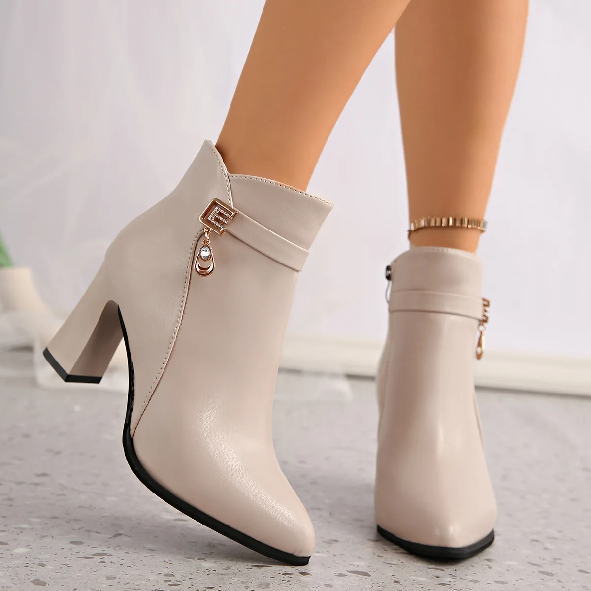 

Pointed-toe foreign trade side zipper high-heeled fashion boots 2025 winter new style, stylish plus-size thick heels