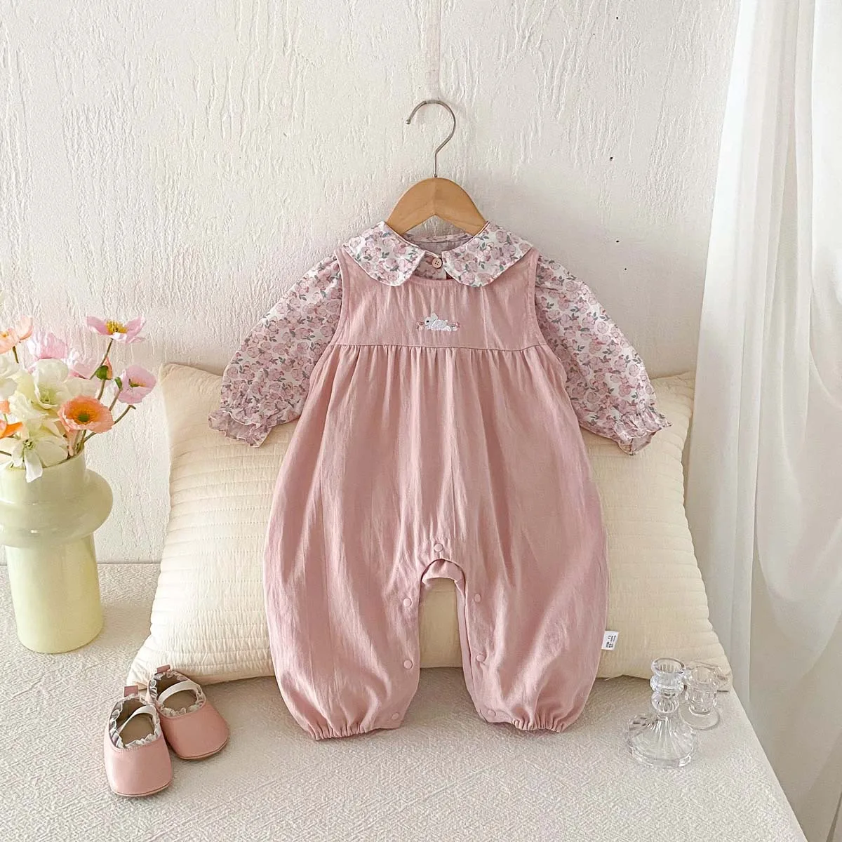 

Комплект для маленьких девочек, весенняя рубашка с цветочным принтом и стильным кукольным воротником, штаны на подтяжках с вышивкой, комплект из двух предметов, детский костюм для скалолазания