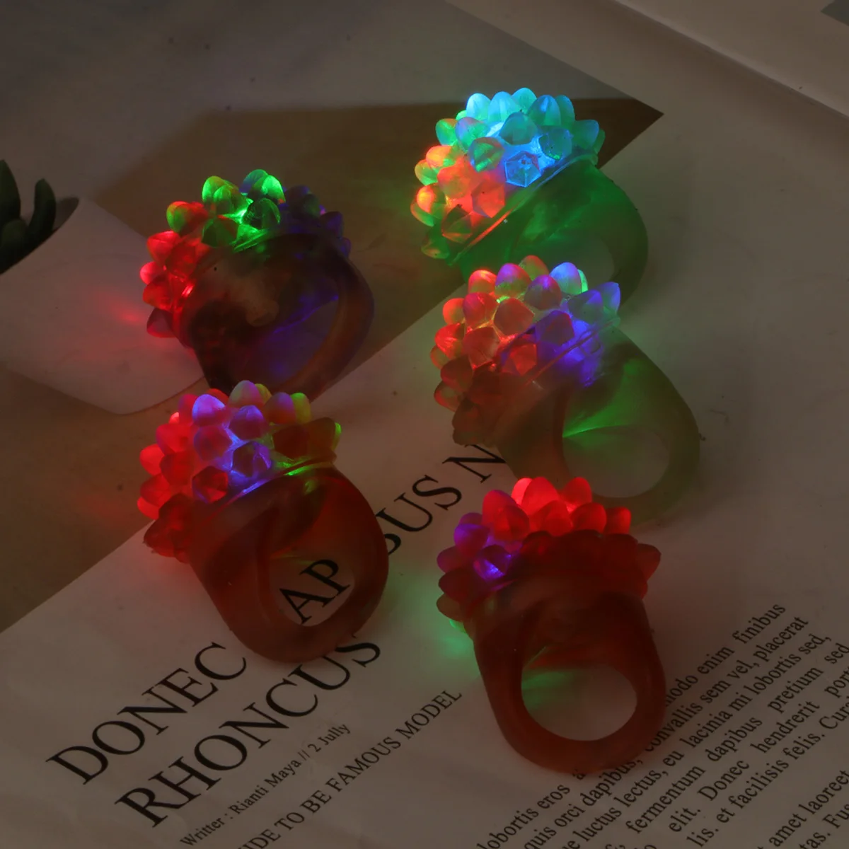 

10 Pcs Glowing Strawberry Rings Flashing LED Luminous Finger Toys Child Party Favors Christmas Gifts Novelty Gadgets