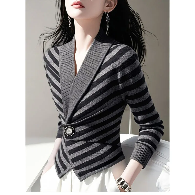 سترة نسائية جميلة مشهورة لهذا العام 2025 شتاء جديد مزاجه كسول خطوط عالية الإحساس مع سترات الموضة