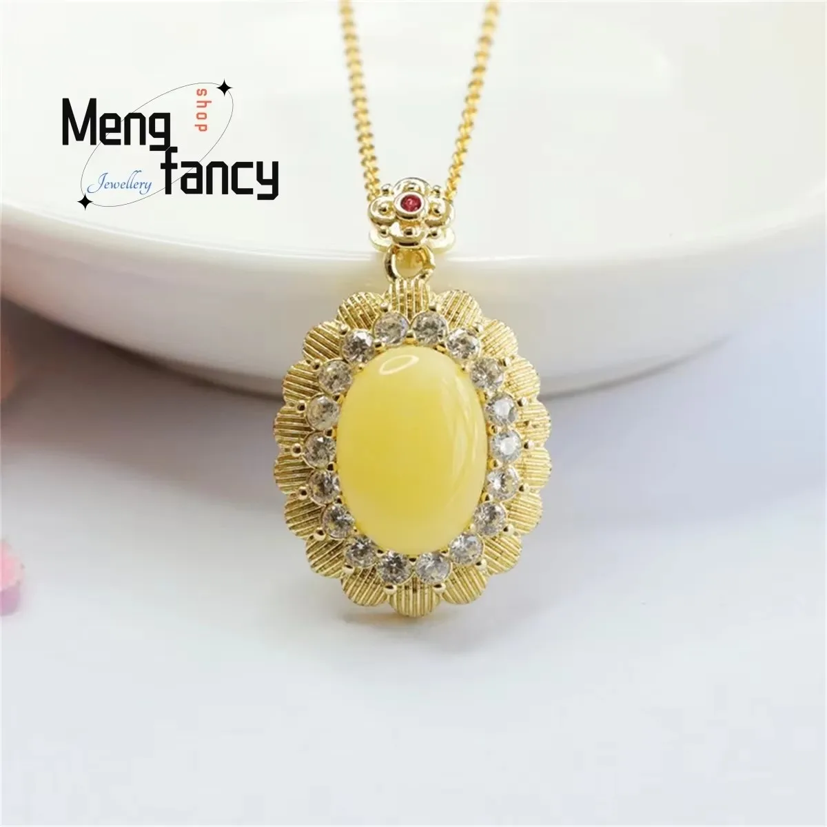 

Natural Honey Wax Chicken Oil Yellow Pigeon Egg Waist Diamond Necklace Charm Elegant Personalized Fashion Versatile Fine Jewelry