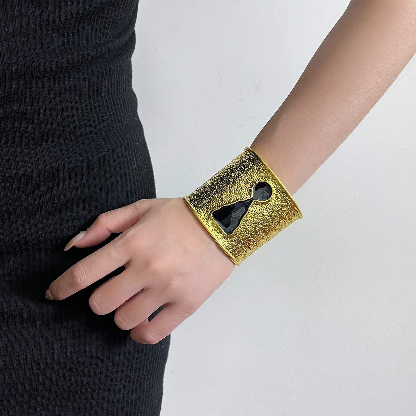 Vintage Gold‑Tone Textured Wide Open Cuff Bangle Abstract Figure Black White Enamel Retro Statement Women Fashion Wrist Bracelet