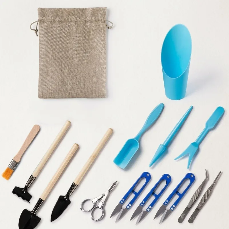 

Набор инструментов для садоводства суккулентов: секатор, распылитель, инструмент для пересадки рассады, лейка, совок для почвы, цилиндрическая лопатка.