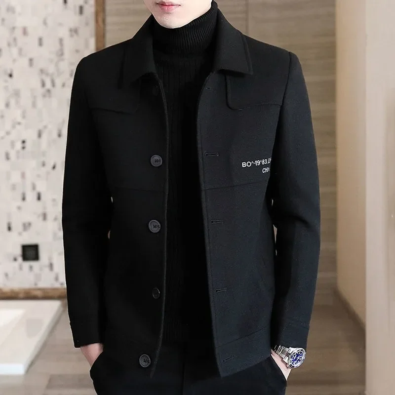 

2023 New Men Autumn Winter Woolen Short Thicken Warm Overcoat Self-cultivation Trend Coat Relaxation Jacket Embroidered Outwear