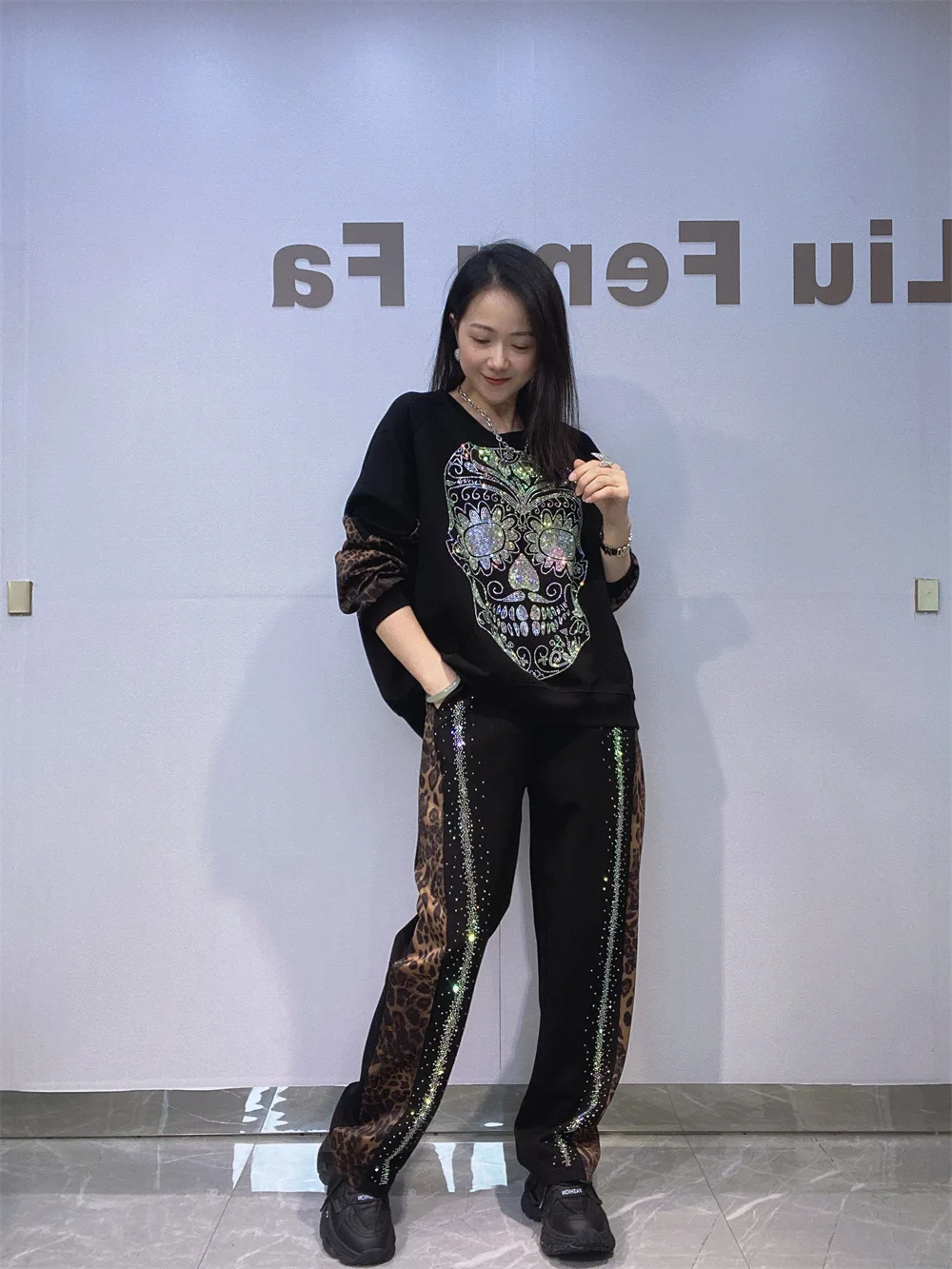 女性のゆったりとしたアウトドアカジュアルスポーツ衣装秋冬ヒョウ柄パッチワーク長袖Oネックスウェットシャツツーピースセット