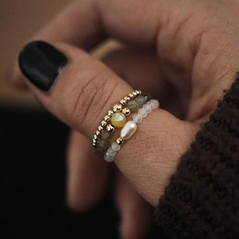 

Женское кольцо ручной работы с жемчугом и белыми кристаллами