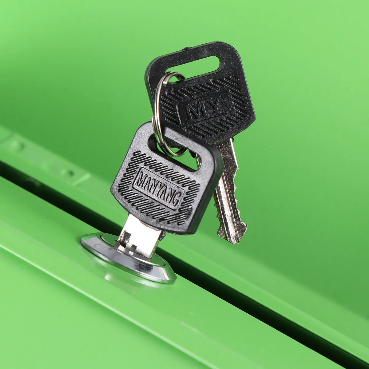 

1 Piece Iron Post Box Vintage Green Wall Hanging Mailbox with Locking Design for Home Decor and Photo Prop Use