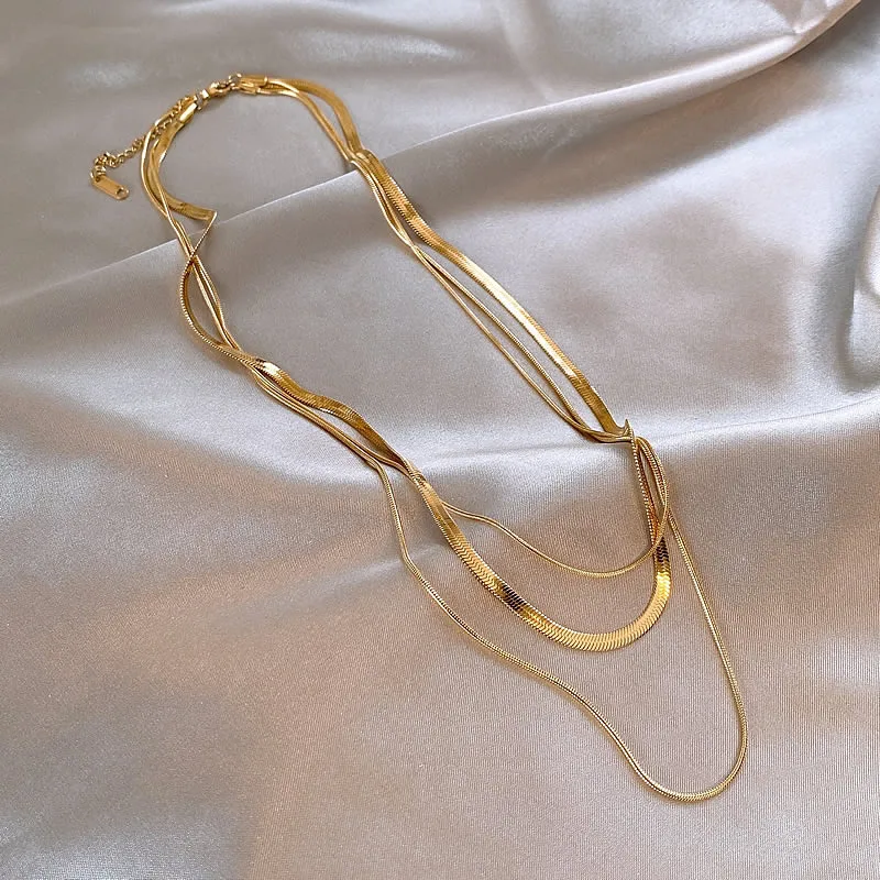 Edelstahl-Halskette in Goldfarbe mit mehrschichtiger Schlangenkette, nicht ausbleichender Schmuck für Frauen, sexy Schlüsselbeinkette-Accessoire – Detail 13
