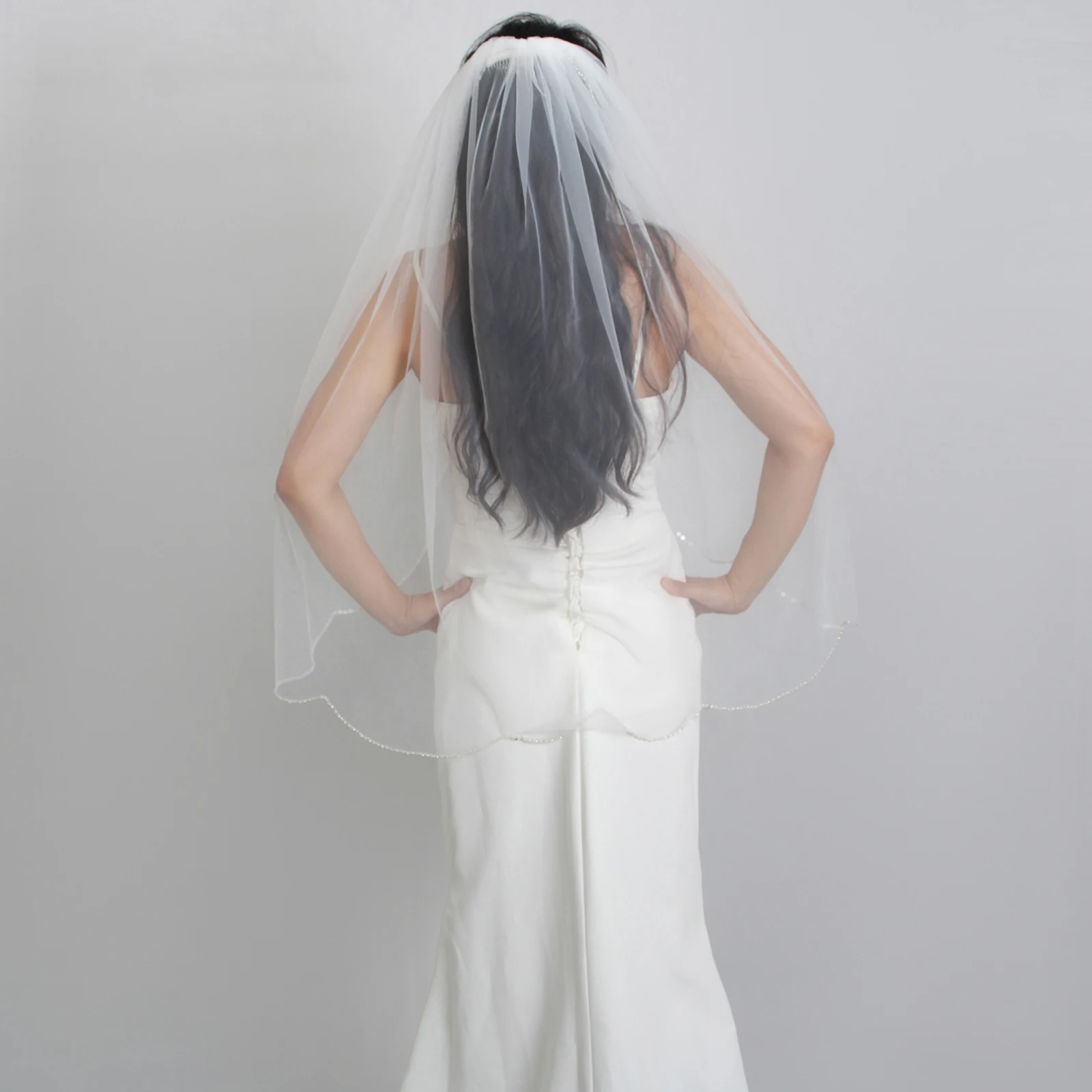 Scalloped Edge Sequin Crystal Veil Fingertip Length Tulle Wedding Veil with Comb Sparkly Elegant Bridal Accessory G64A