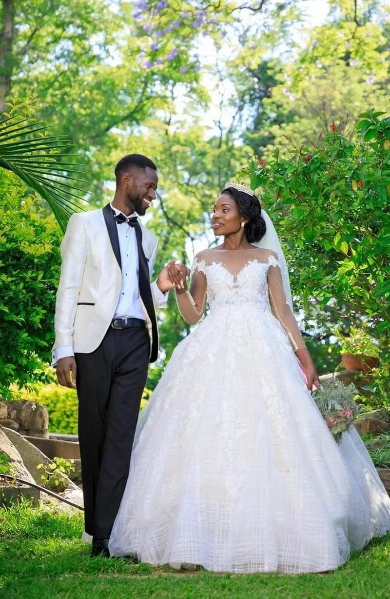 Maßgeschneiderte Robe De Mariage Lange Ärmel Prinzessin Hochzeit Spitze Applikationen Sheer O-Ausschnitt Korsett Rücken Braut Kleid Brautkleider