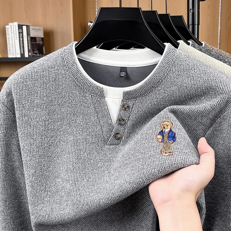 Herren Langarm-Henley-Shirt Waffelstrick-Pullover Zweiteiliges Design mit Knöpfen und Bären-Logo-Stickerei Lässige Warme Herbst-Winter-Oberteile für Männer – Detail 9