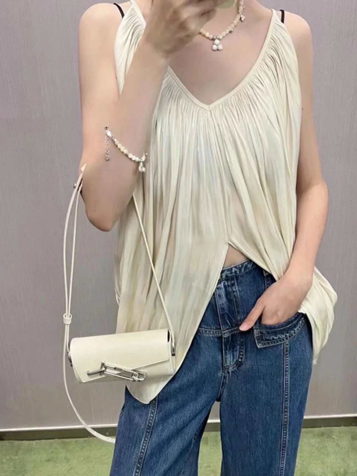 

Сексуальный топ с V-образным вырезом и разрезом, свободный крой, легкий, роскошный, стройнящий, зауженный, без бретелек, чувственный, с эффектом водного блеска, складчатый дизайн, женская мода