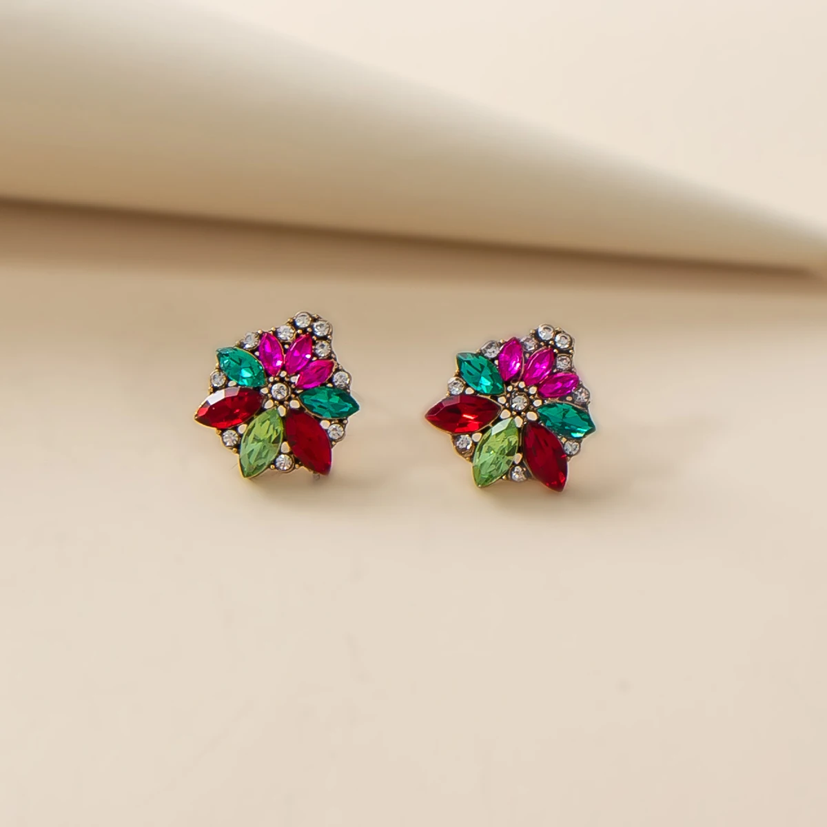 Flower shaped earrings Women\'s luxury decoration Elegant high-end accessories support wholesale