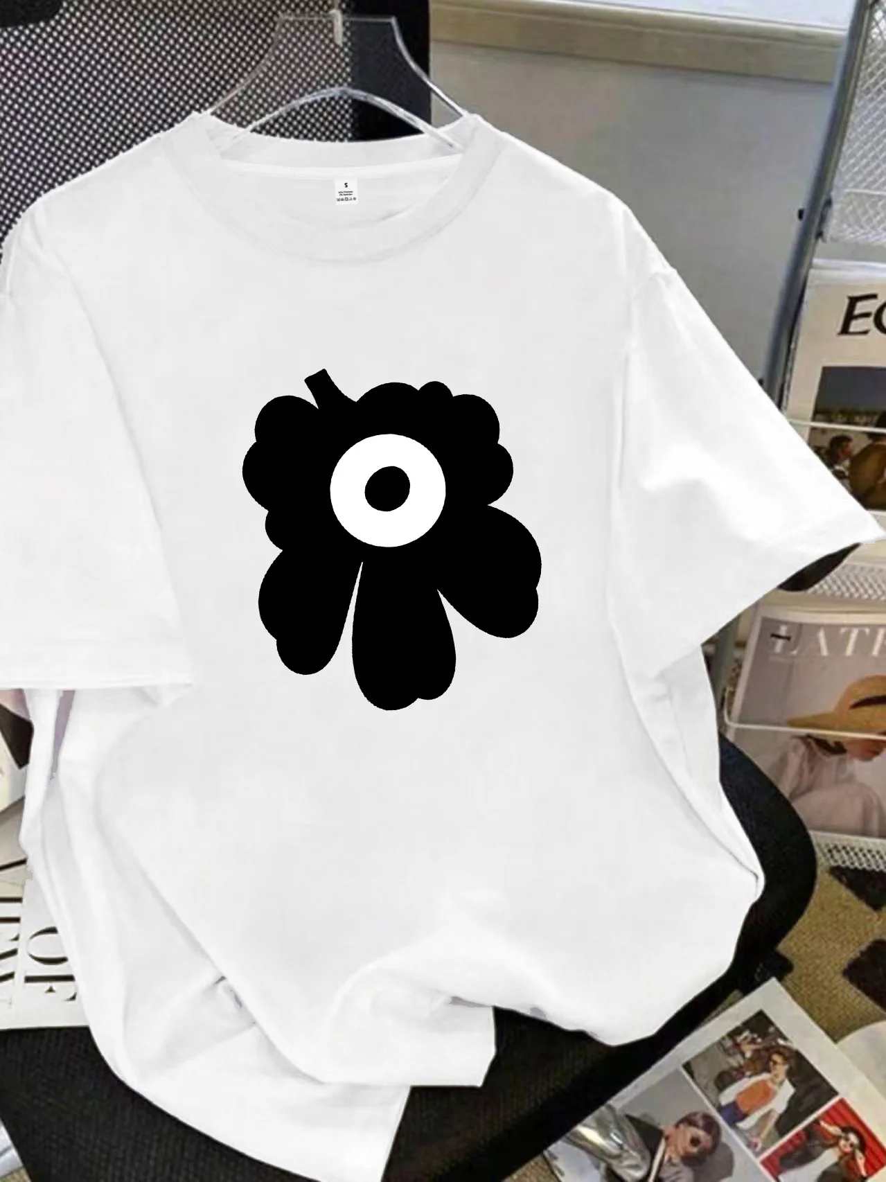 【12013-1】تي شيرت نسائي برقبة دائرية وأكمام قصيرة مطبوع عليه زهرة سوداء تي شيرت مرن #1