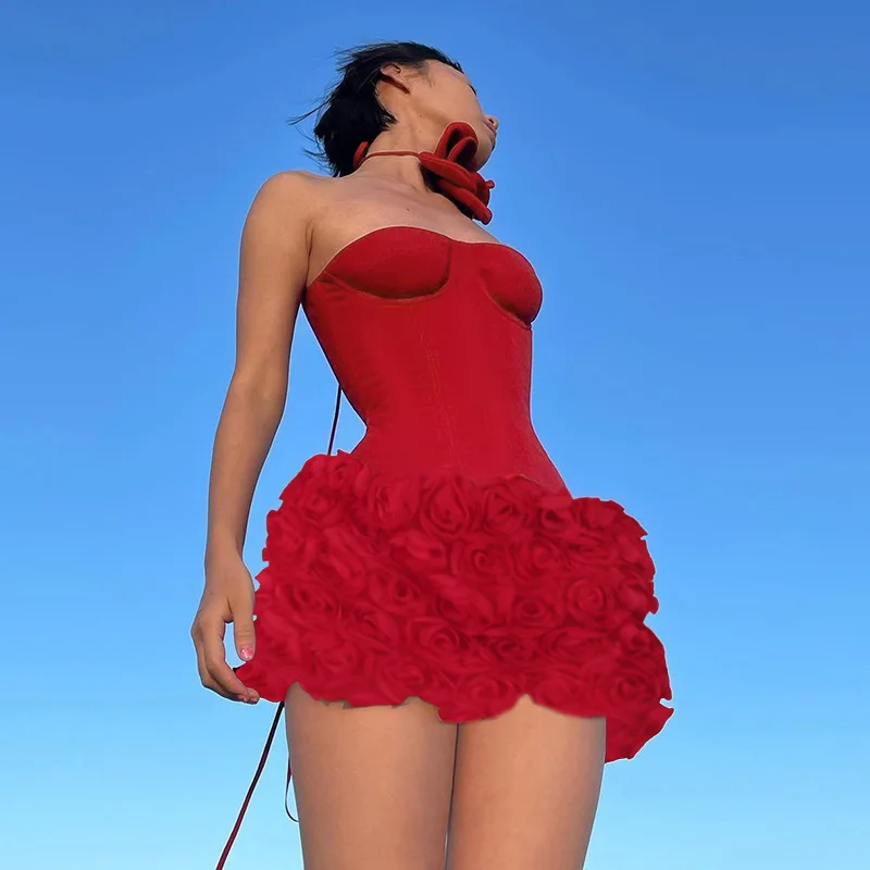 Una nuova gonna corta con una trama floreale sexy e tridimensionale e un abito senza spalline nella primavera in Europa e America