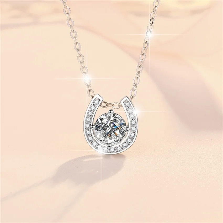 Tbestone Horseshoe Shape Hollow 1ct Moissanite S925 Sterling Silver Special Personalized Pendant Necklace Women\'s Brand Jewelry