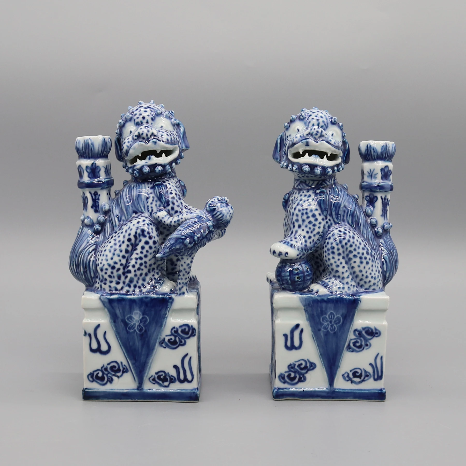 Pair of Ceramic Lions Stautes, Collectible Ceramics, Home Decoration, Table Accessory