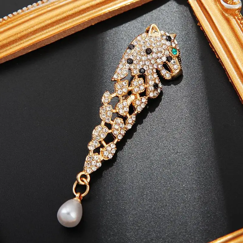 Glänzende Strass-Leoparden-Brosche mit hängendem Perlenanhänger in zwei Farben für Hochzeit, Bankett, Party und Alltag. – Detail 3