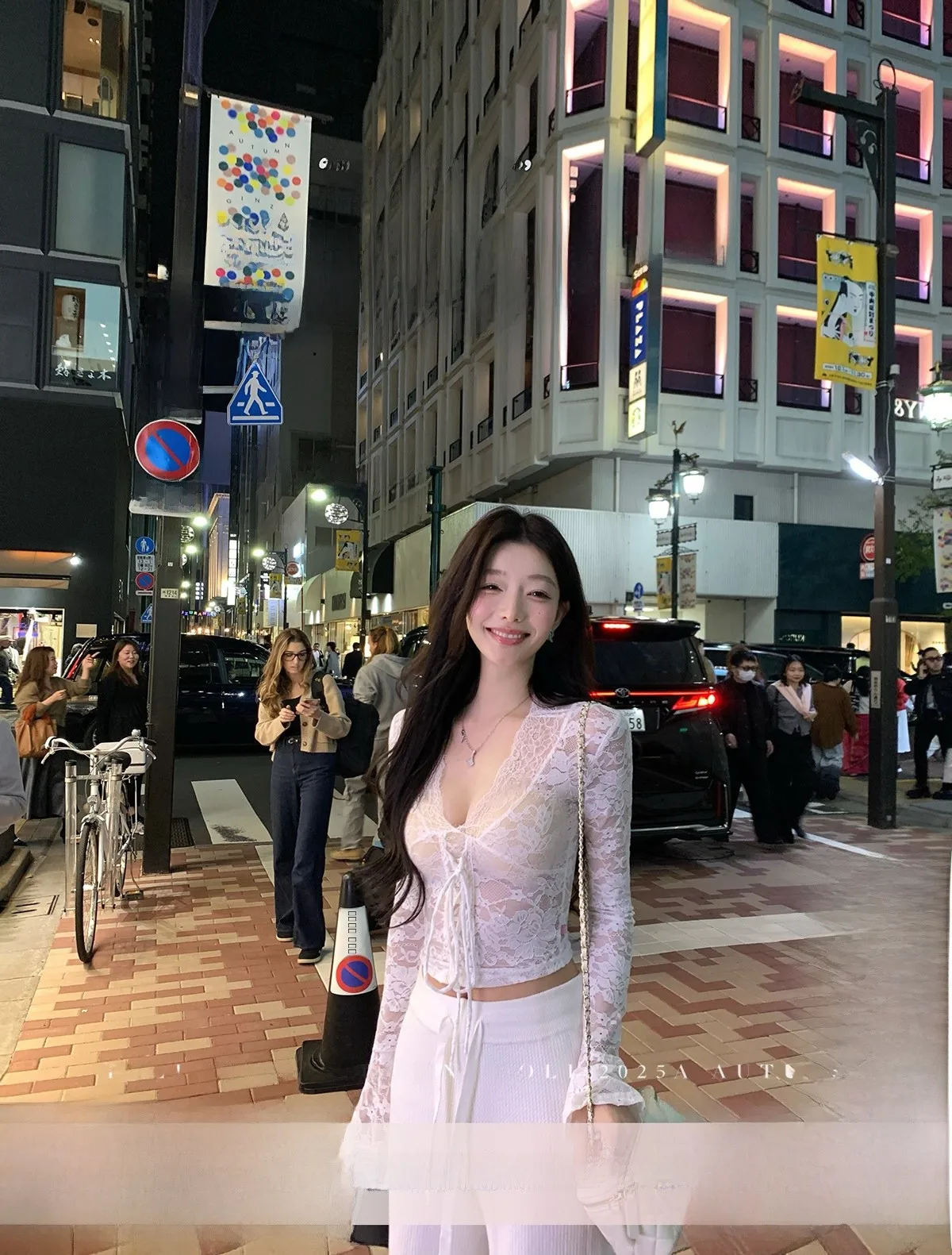 

Белая кружевная блузка с V-образным вырезом и длинными рукавами для женщин, повседневный модный универсальный топ с вырезами от Zhang Yuli Night Fog Lace Dr