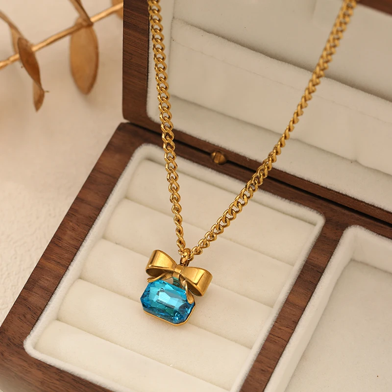 EILIECK Goldener Edelstahl-Schmuckset mit Schleife und Funkelnden Kristallen: Halskette, Armreif, Ohrringe, Ring - Trendiger Schmuck für Frauen als Geschenk – Detail 16