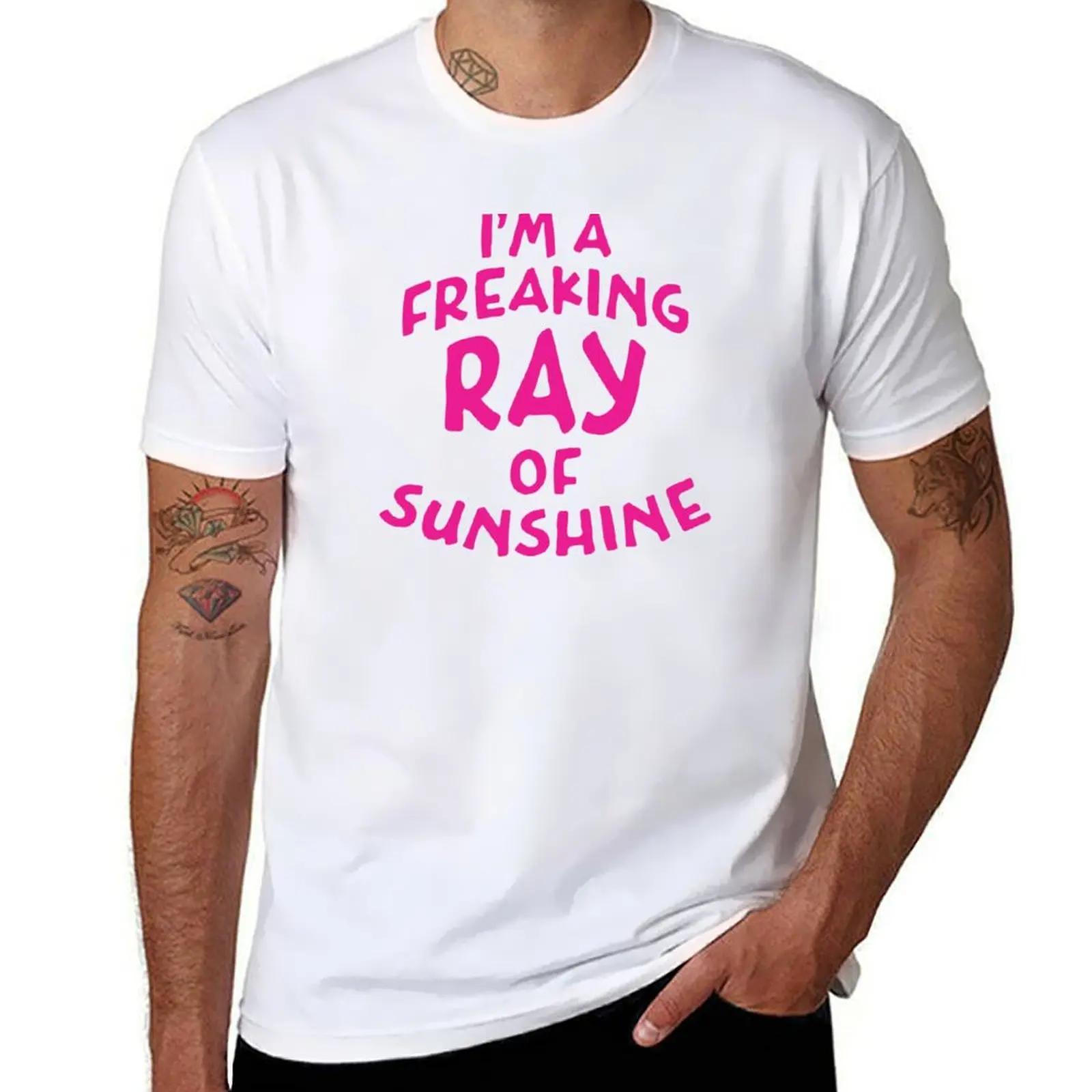 

I'm A Freaking Ray Of Sunshine - темно-розовая текстовая футболка, мужская футболка, дизайнерские футболки для мужчин, забавная футболка с графикой