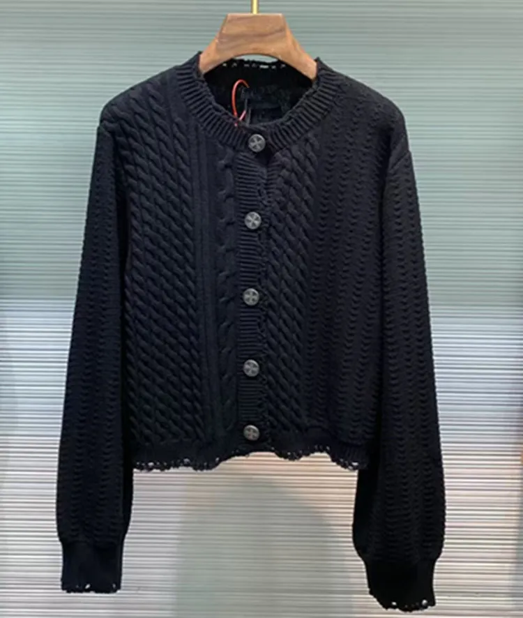 

Европа и Америка. Новая мужская одежда на зиму 2025 года. Длинные рукава. Черные однобортные пуговицы. Вязаный кардиган. Свитер.