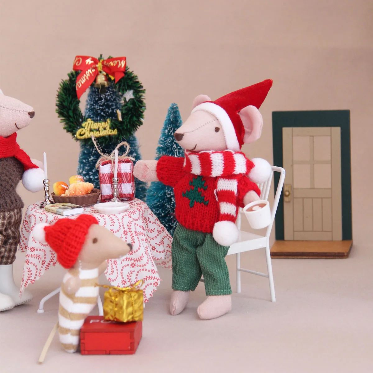 H-15Cm Interchangeable Mouse Figure with Christmas Hat and Scarf Suitable for Dollhouse Decorations