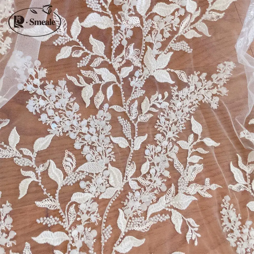 Weißer 3D-Blumen-Perlen-Pailletten-bestickter Spitzenstoff für Hochzeitskleid, glänzender Brautstoff RS4851 – Detail 4