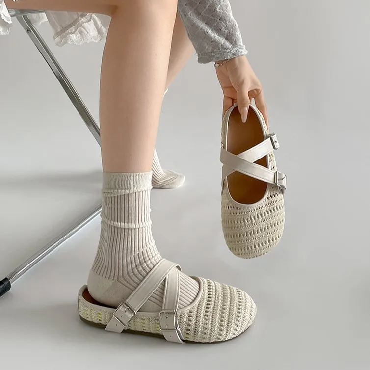 

Черные женские тапочки на толстой подошве в стиле ретро, летняя одежда, новинка 2025, нескользящие французские сандалии на мягкой подошве