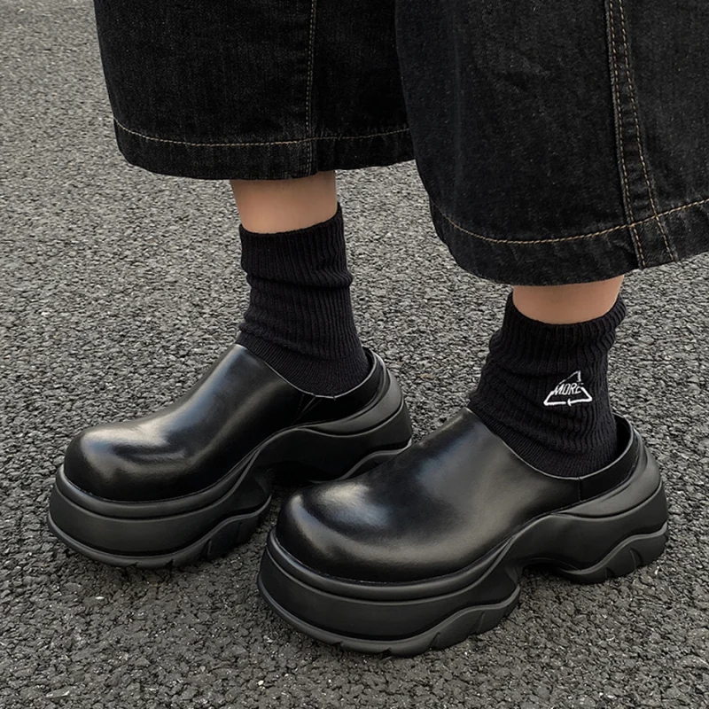 

Мужские кожаные тапочки хлебные с увеличенной высотой 6см маленького роста без каблука-мюли черного цвета, простые и повседневные.