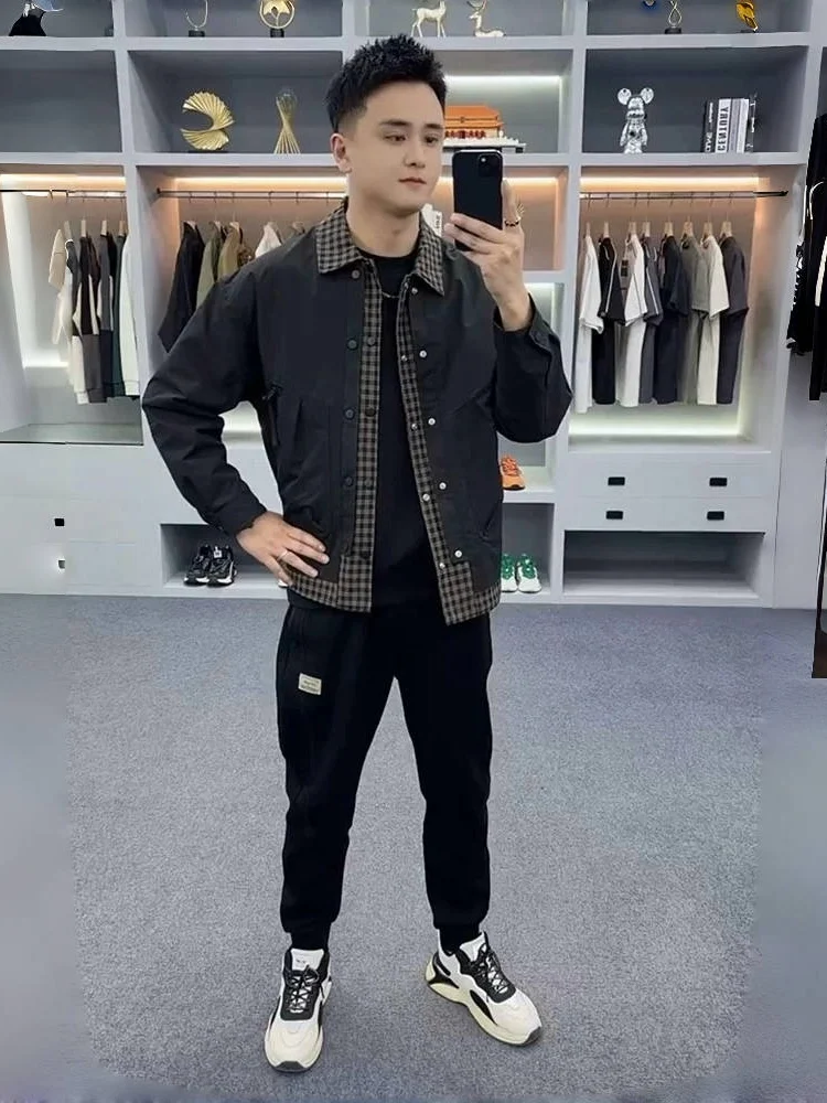 

Новая весенне-осенняя клетчатая лоскутная мужская повседневная рабочая одежда с воротником-стойкой Jaet Faionable на молнии, украшенная облегающим кроем...