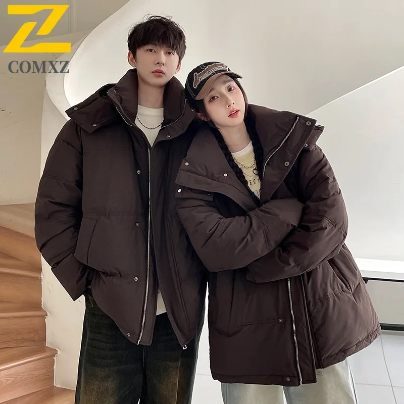 COMXZ الرجال سترة مبطنة بالقطن 2025 هونغ كونغ العصرية العلامة التجارية فضفاضة سميكة الدافئة التزلج سترة منفوخة الشارع الحد الأدنى أسفل سترة #3