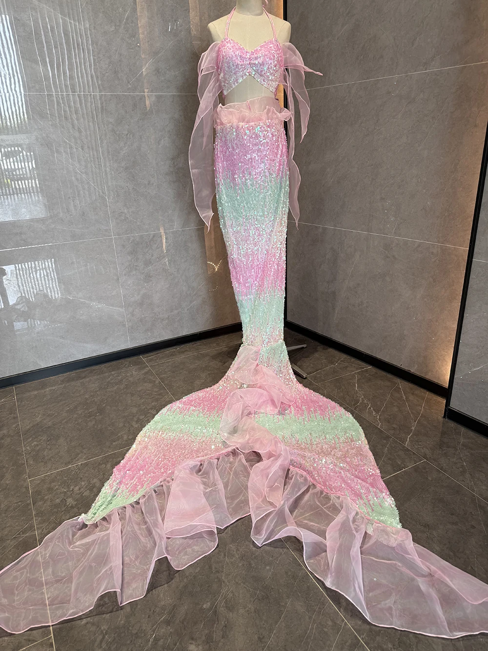 

Fairy Fish Scale Sequins Diving Mermaid Fish Tail Cosplay Swimsuits, Luxurious Performance Costumes At The Oceanarium