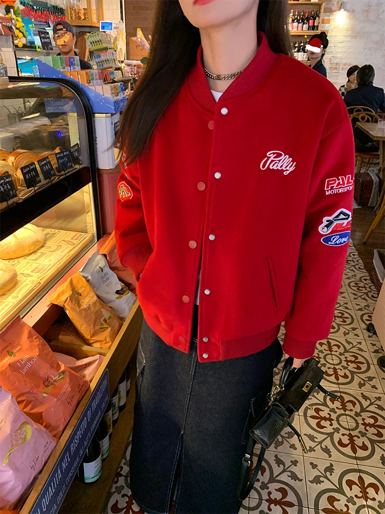 جاكيت بيسبول كلاسيكي أحمر من الصوف لفصلي الخريف والشتاء، مقاس صغير، ملابس خارجية بأسلوب عملي، تصميم فضفاض مع تطريز، أكمام طوي...