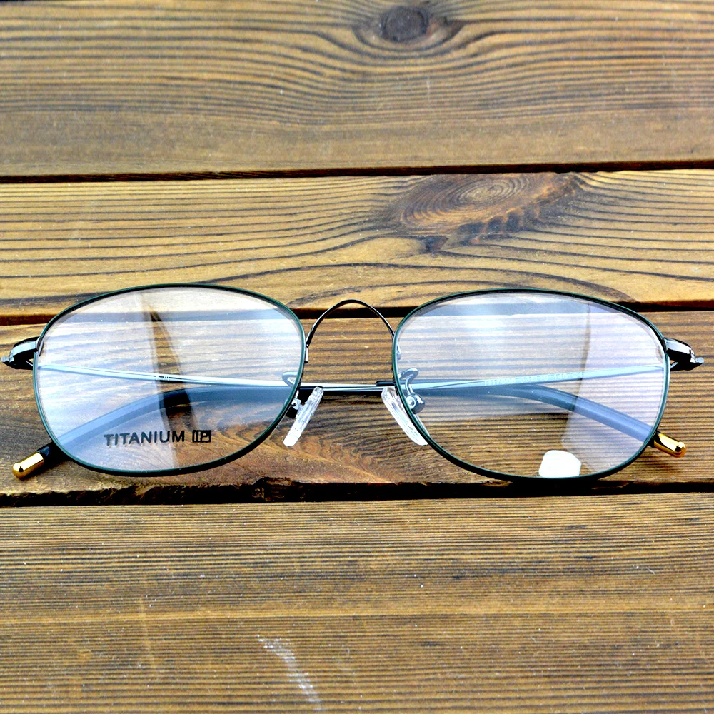 نظارات بصرية بيضاوية كبيرة الحجم بإطار من سبائك التيتانيوم المطلي بتقنية IP لمظهر أنيق
