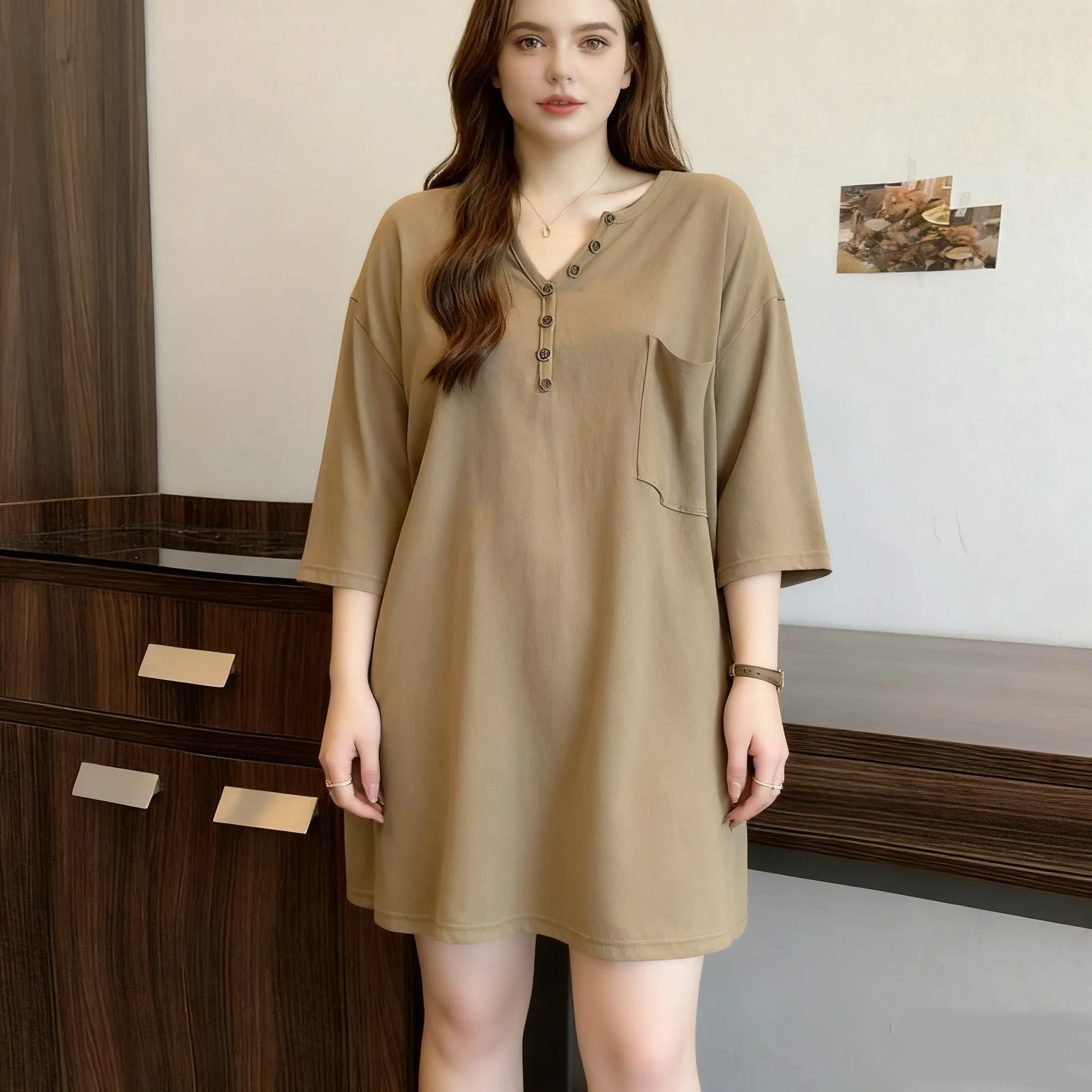 【تي شيرت كبير الحجم】(50-150 كجم) قميص نسائي نصف كم مقاس كبير ورقبة على شكل حرف V تي شيرت عادي فضفاض بأزرار مزخرفة قميص طويل غير رسمي
