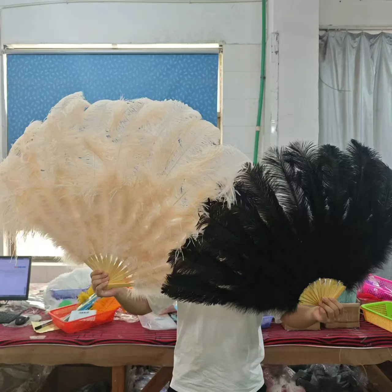 High Quality White Ostrich Feather Fans for Wedding Performance Party Stage Show Props Marabou 130cmOstrich Feather Fan