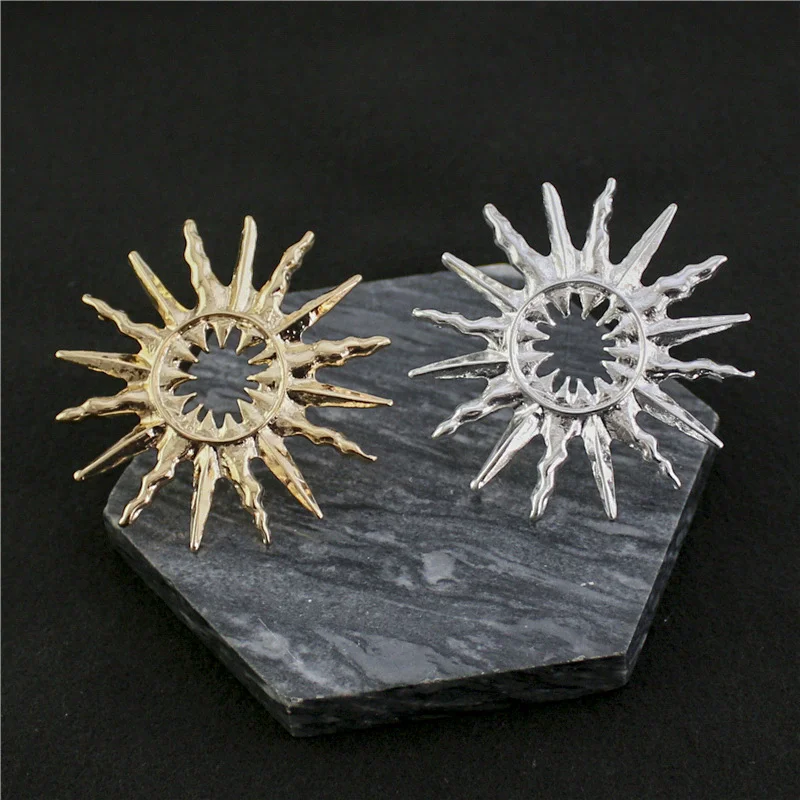 Creative Matte Metal Openwork Sun Brooch Women's Fashion Coat Accessories Men Gold Color Niche Design Simple Corsage Jewelry