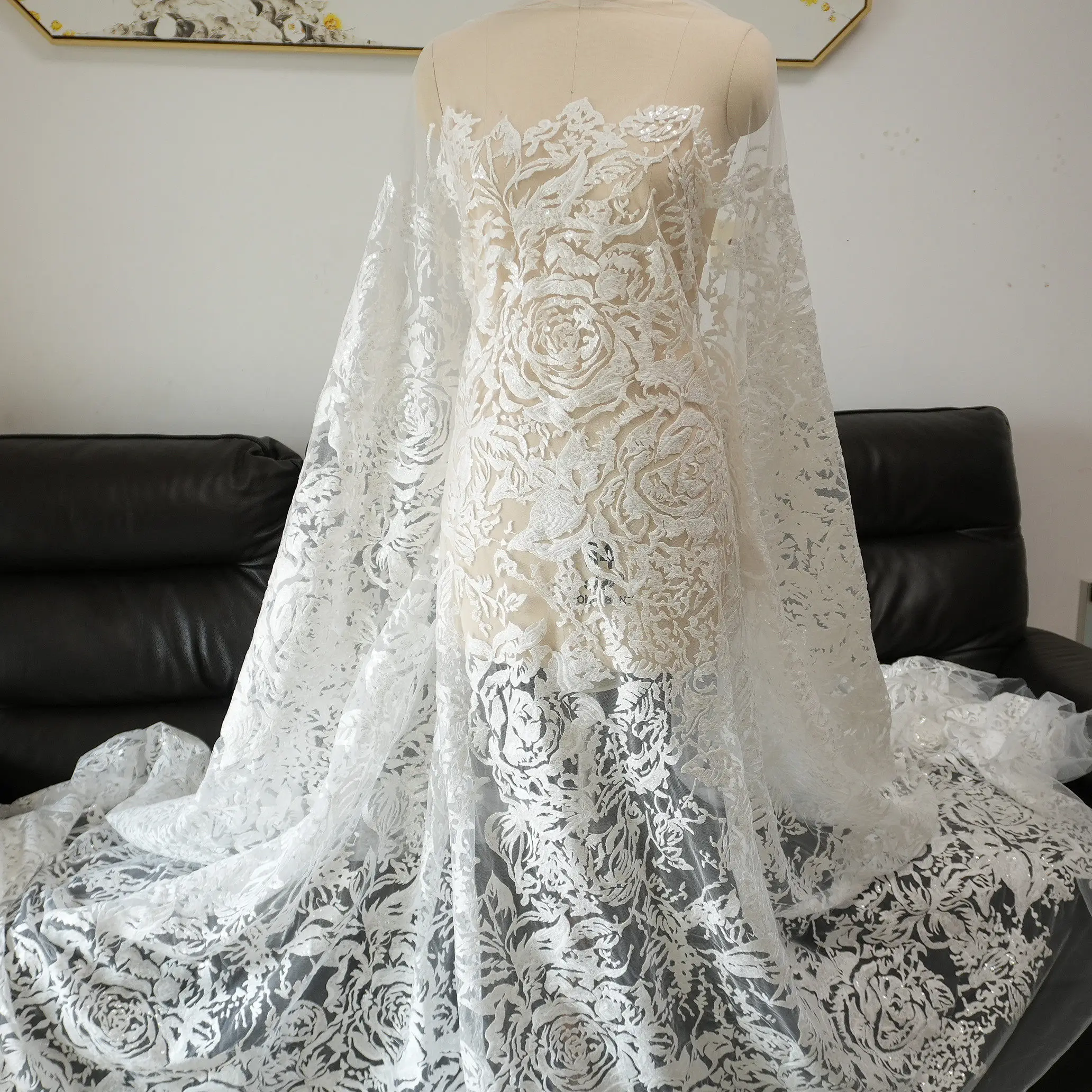 

Роскошная хлопковая тюлевая ткань с вышивкой розами и цветочными узорами для модных свадебных платьев, с бисером и пайетками, материал для кружевных изделий