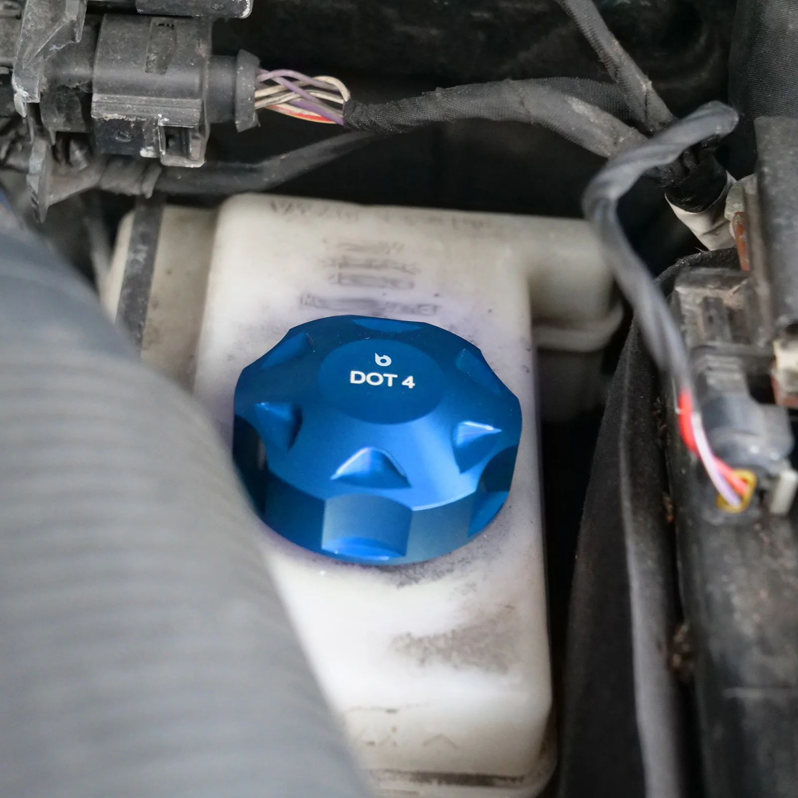 BEVINSEE Aluminium-Öleinfülldeckel & Kühlmittel-Ausgleichsbehälter-Deckel & Bremsflüssigkeitsdeckel für VW Golf 7/7.5 für Audi A3 S3 RS3 – Detail 3