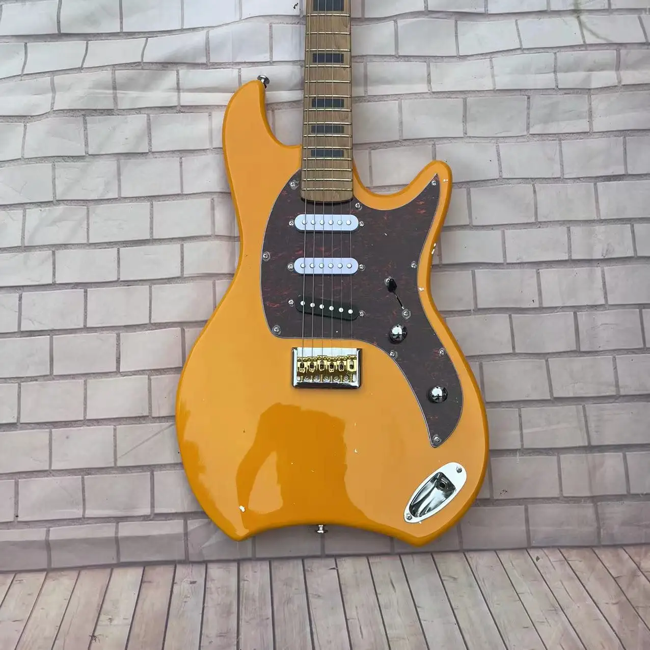 In stock, 6-chord shaped electric guitar, yellow body, with real shipping pictures. Order and ship immediately