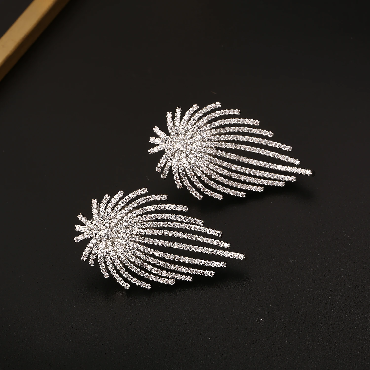 1. Fashion Elegant Wing Feather Textured Long Dangle Earrings Angel Wing Statement Drop Earrings Jewelry Gifts For Ladies Daily